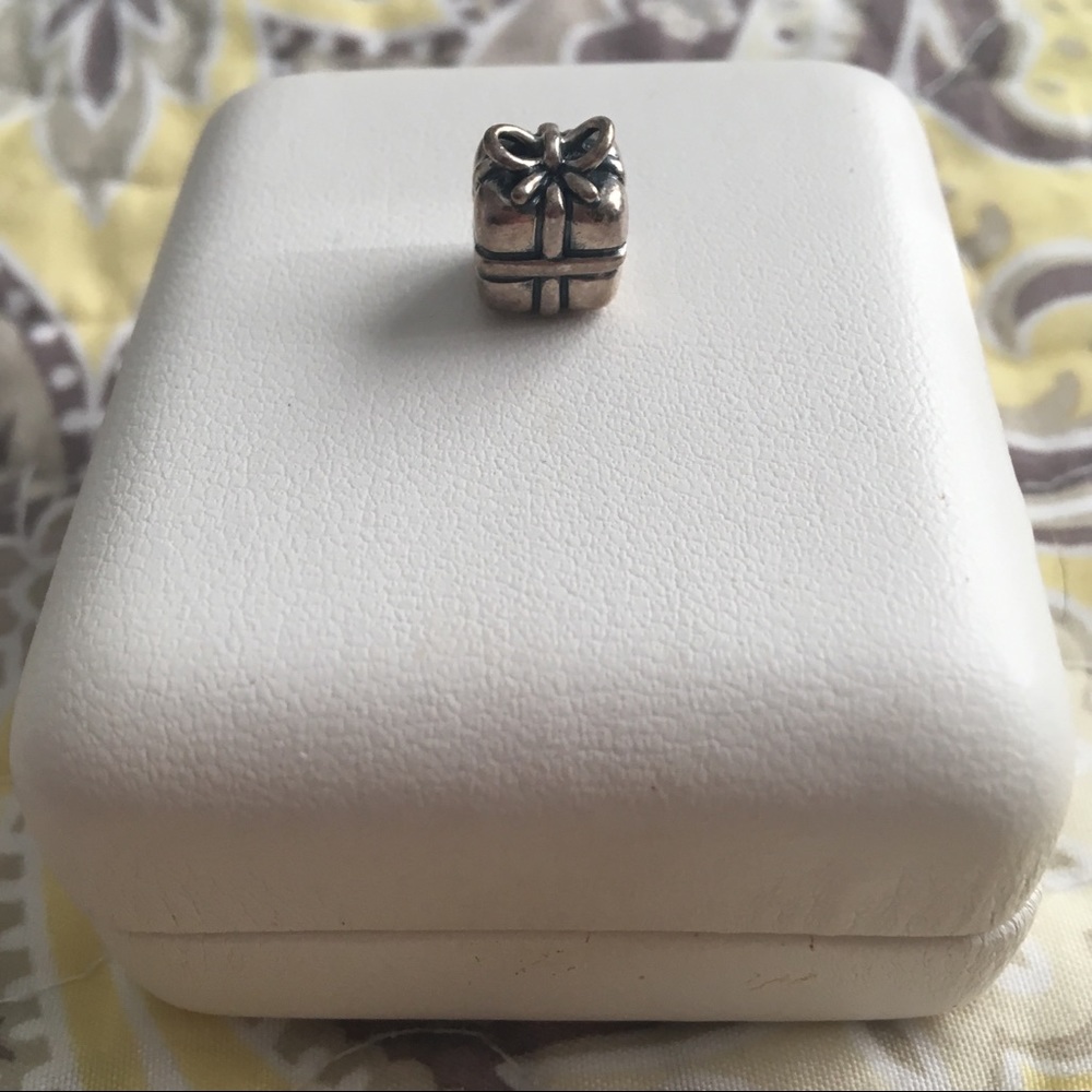 🌸 Present Pandora Charm 🌸